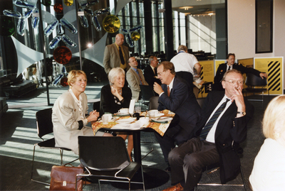 842493 Afbeelding van enkele gasten, waaronder de burgemeester van Utrecht Annie Brouwer (tweede van links), bij een ...